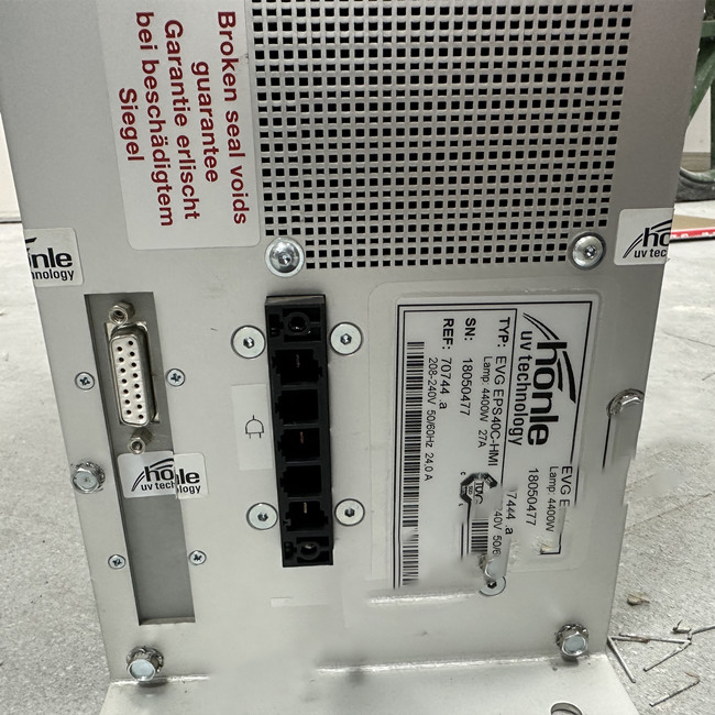 德國Honle UV設備電源維修故障：UV電子電源調光動態響應速度快，從待機到全功率輸出時間只要 8毫秒，無任何系 統震蕩;可以與PLC連接進入人工界面操作，可作出10%的長時間待機，徹底避免系統穩定 時間長，安全性能低等弊端，同時徹底改變了依靠電容來調節燈光的強弱控制方式，且電容的耐壓強度遠遠不夠。PLC安裝接線簡單，操作方便，無須密封安裝在箱體內，可安裝在通風良好的地方，大幅度節省安裝、運輸成本。 德國Honle UV設備電源維修方法： 1、高頻方波技術( 18KHZ方波輸出），比傳統UV變壓器增加20%以上的UV能量輸出，能夠以閃光燈模式工作，降低能耗; 2、軟開關啟動系統，大幅度減低啟動時間(約45秒)，延長燈管使用壽命; 3、單片機動態控制技術，使電源轉換效率達到更高，自動找到燈管的工作電壓和電流，自動進行調整燈管的工作參數; 4、高速IGBT以及軟開關技術，響應速度快，從待機到全功率輸出時間只要 8MS; 5、功率調幅技術，輸出功率10%~100%無級可調，長期待機功率僅要10% 6、相位平衡技術，功率因素96%，，無沖擊電流;